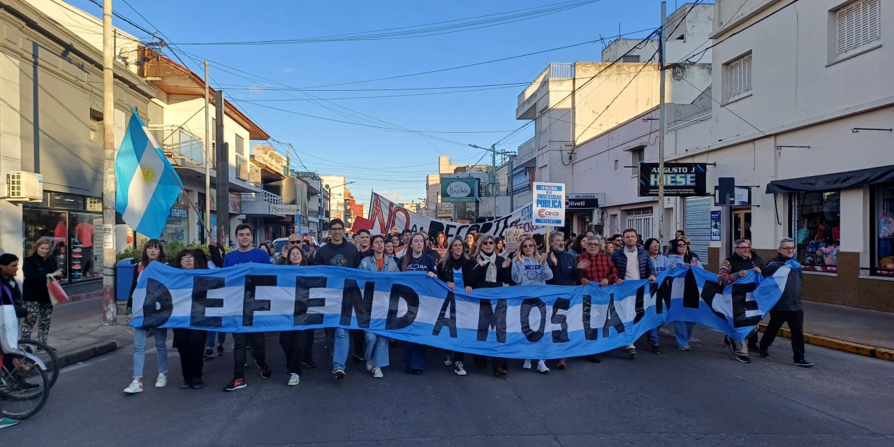 Masiva marcha en defensa de la universidad pblica